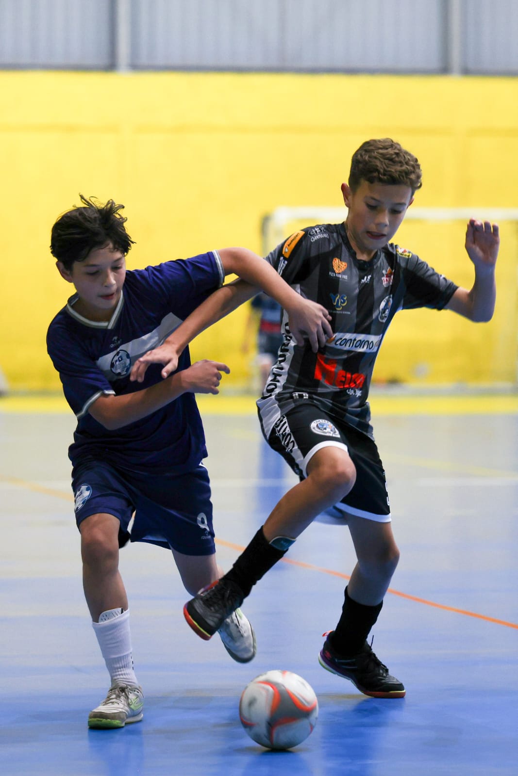 Theo Marques disputando bola no futsal