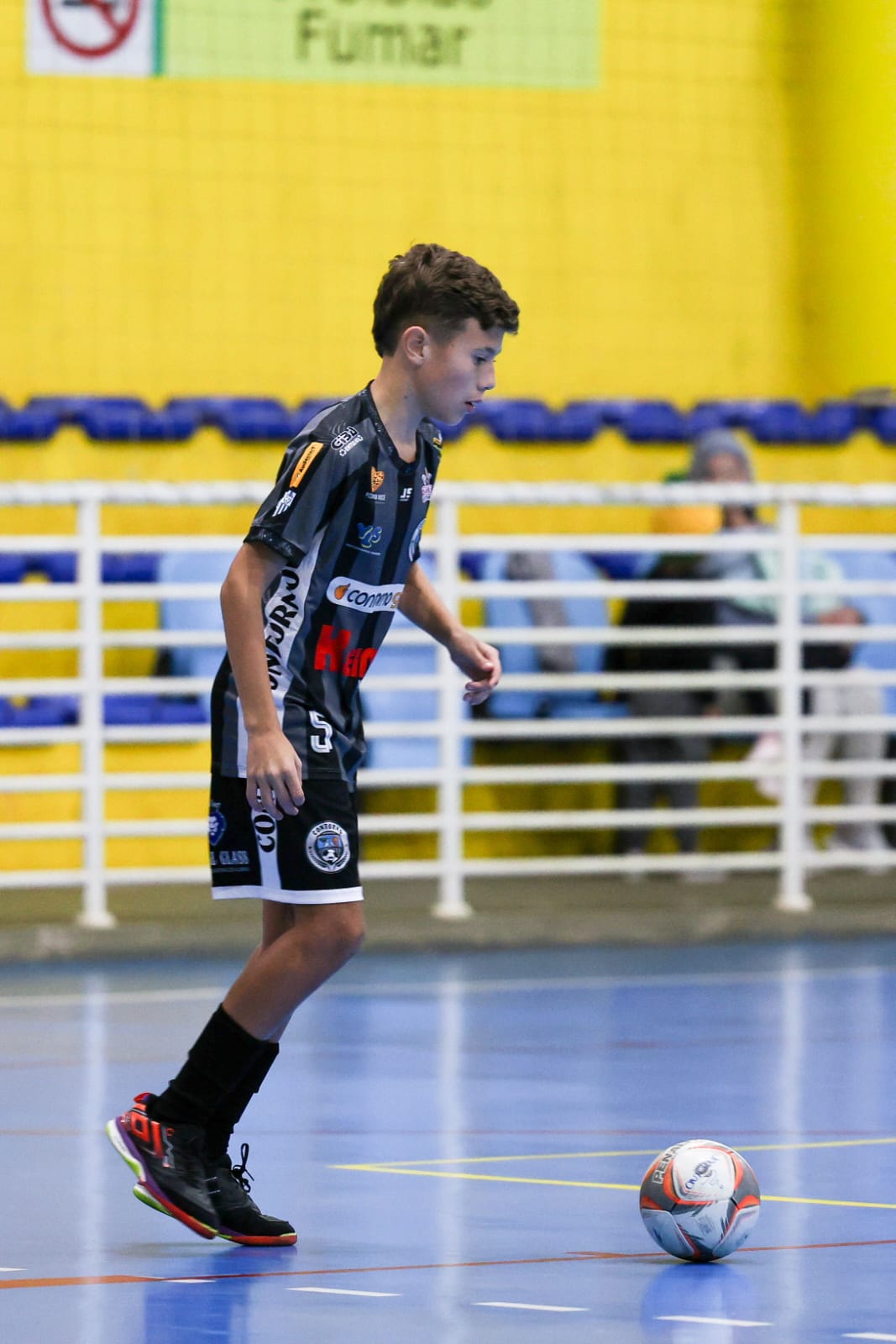 Theo Marques driblando no futsal