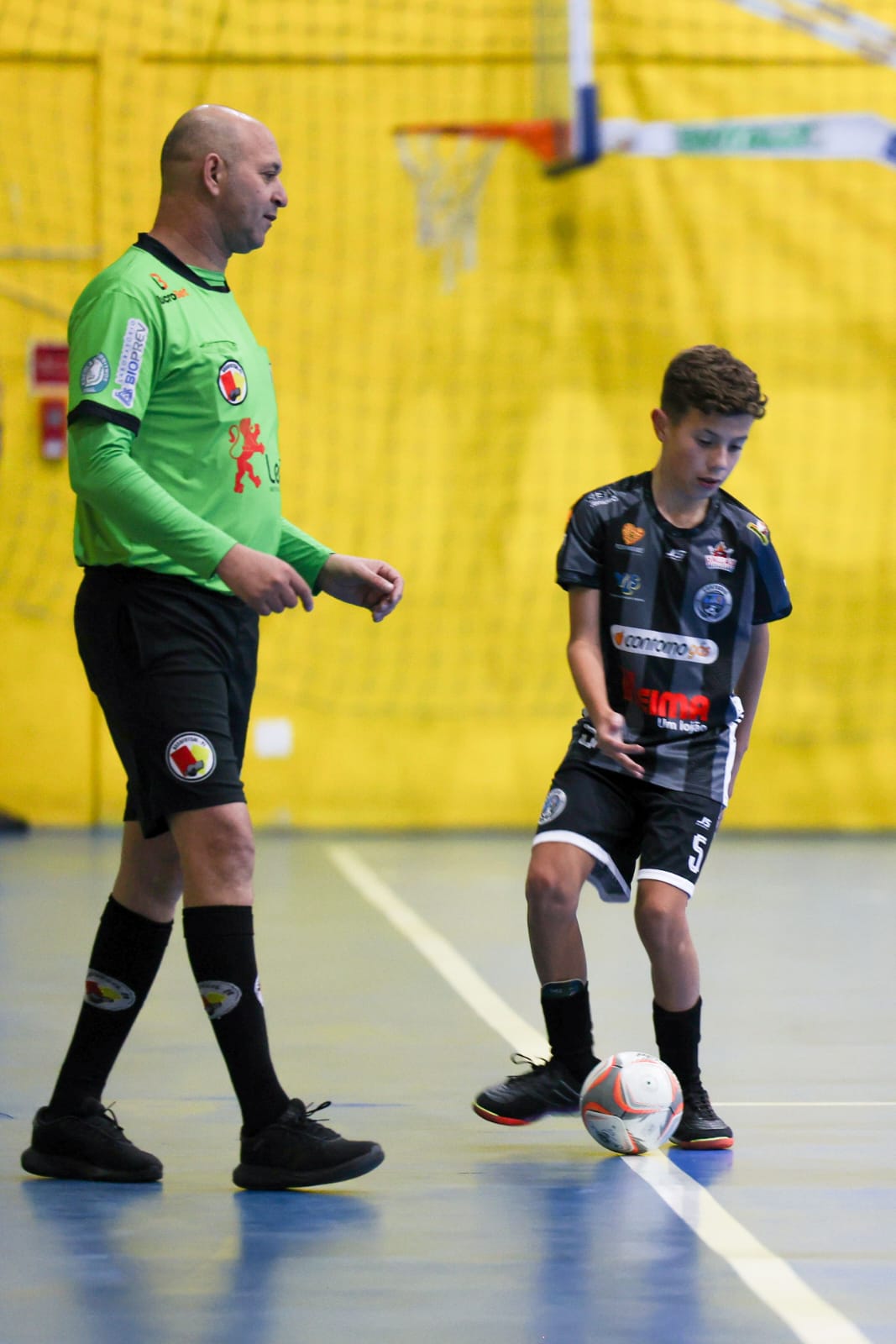 Theo Marques em quadra de futsal