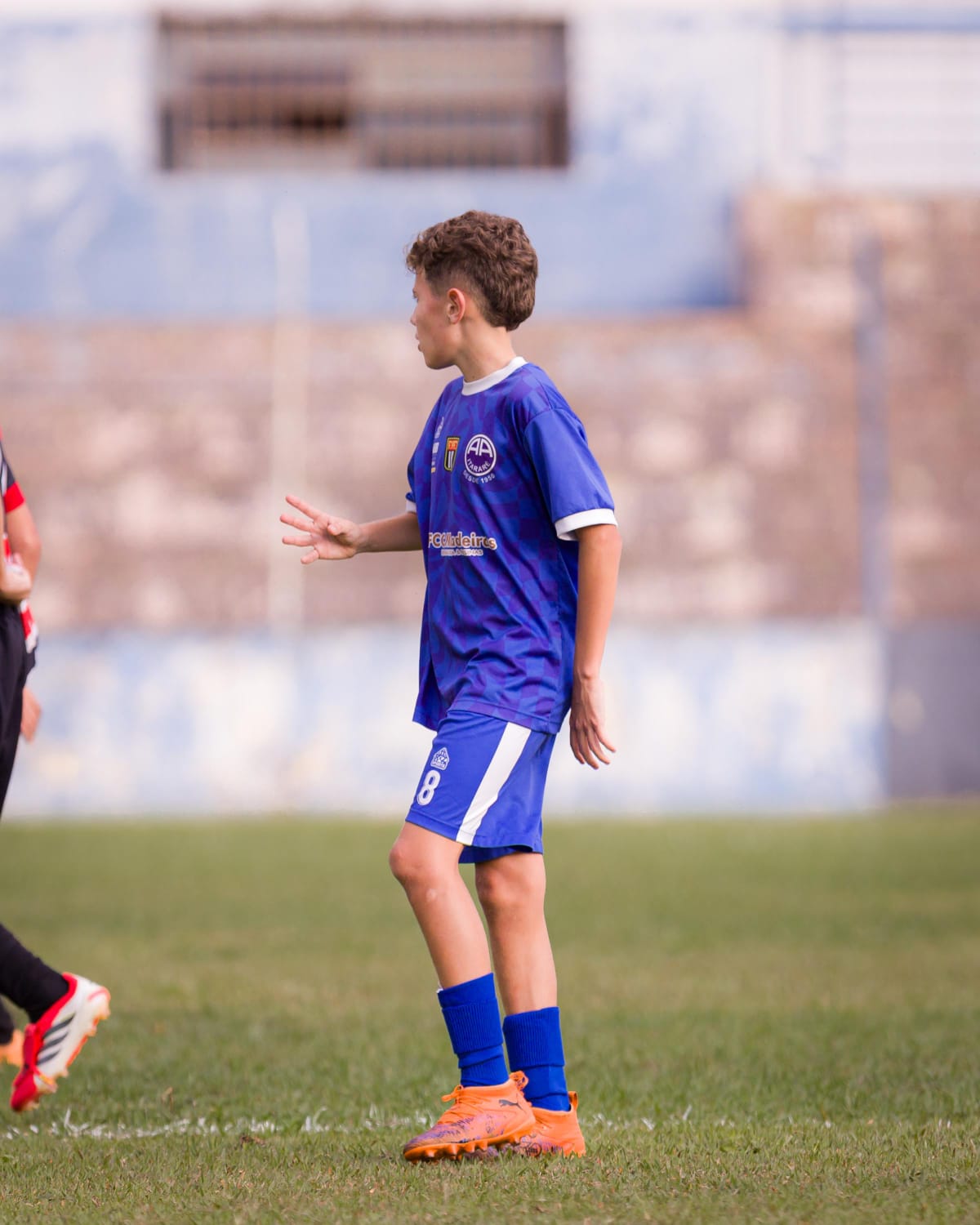 Theo Marques orientando a jogada em campo