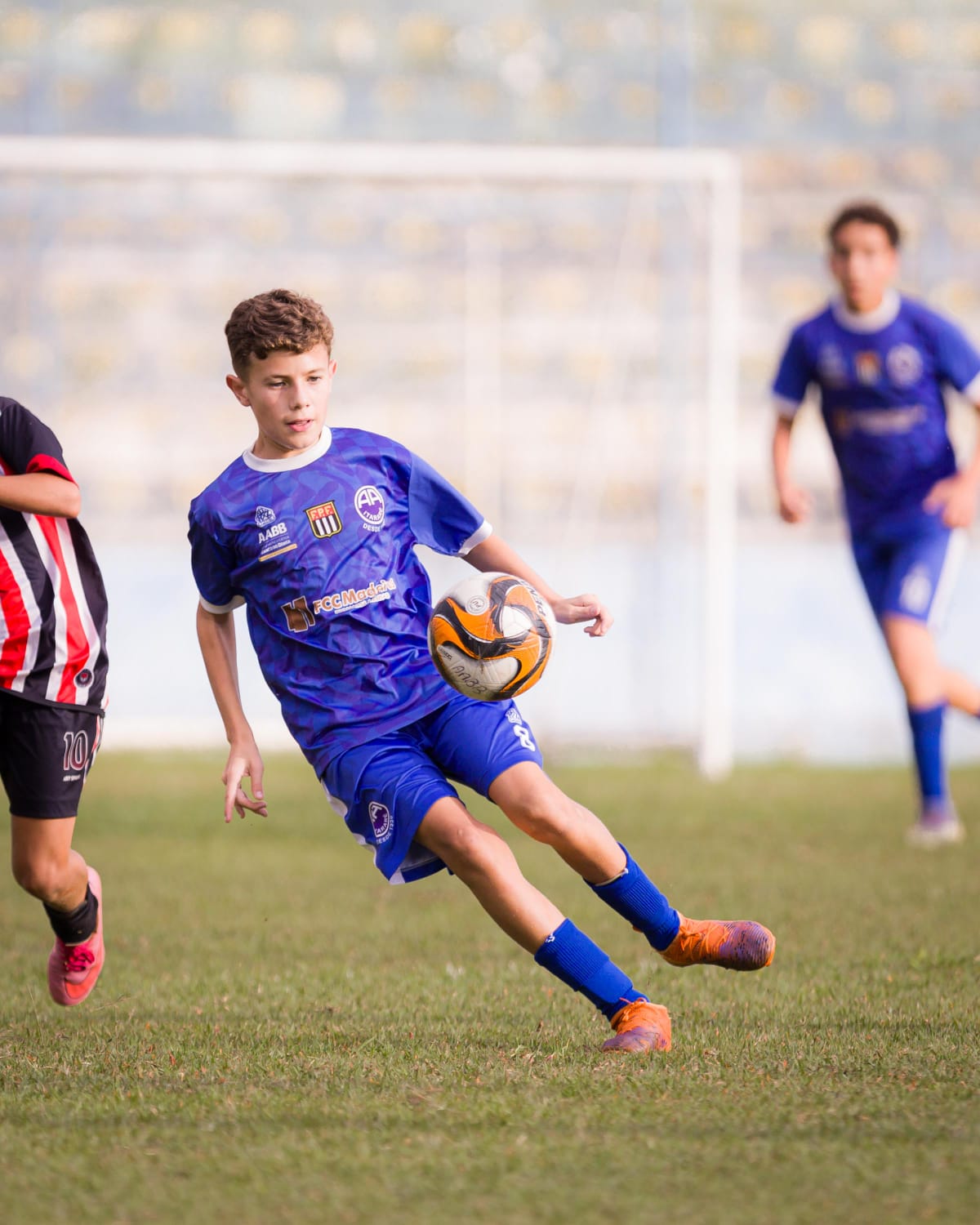 Theo Marques conduzindo a bola no campo