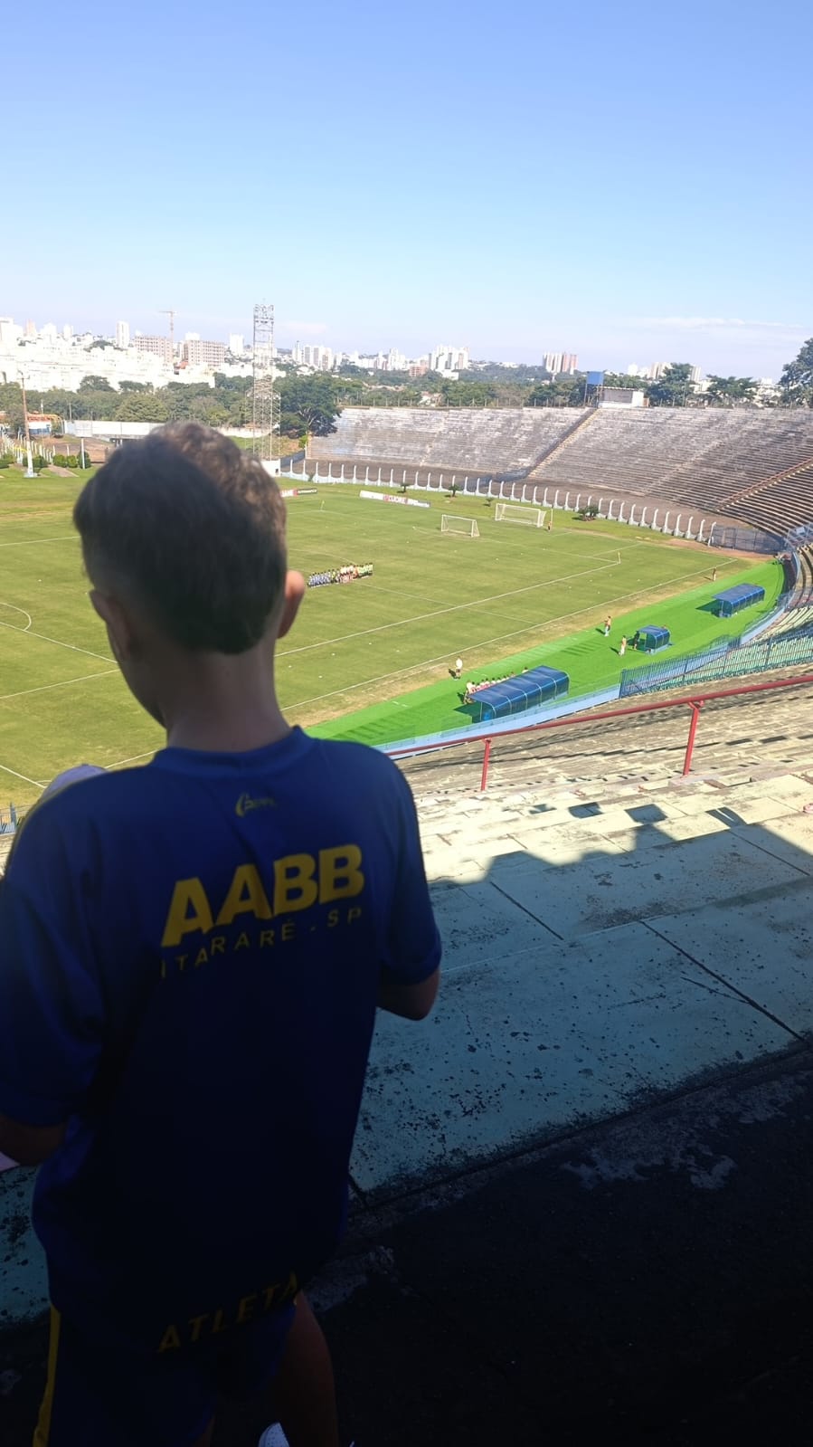 Theo Marques observando o estádio